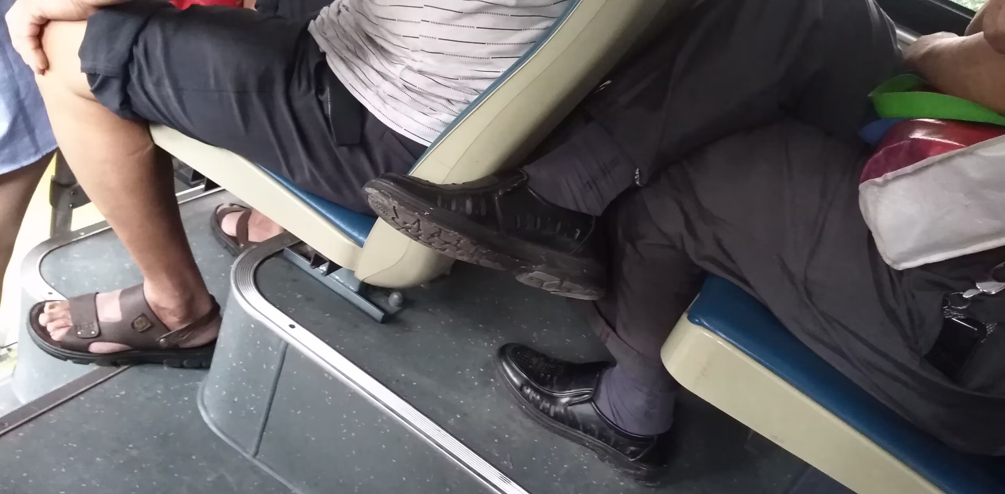 公车上性荡生活的简单介绍 公车上性荡生活的简单介绍
