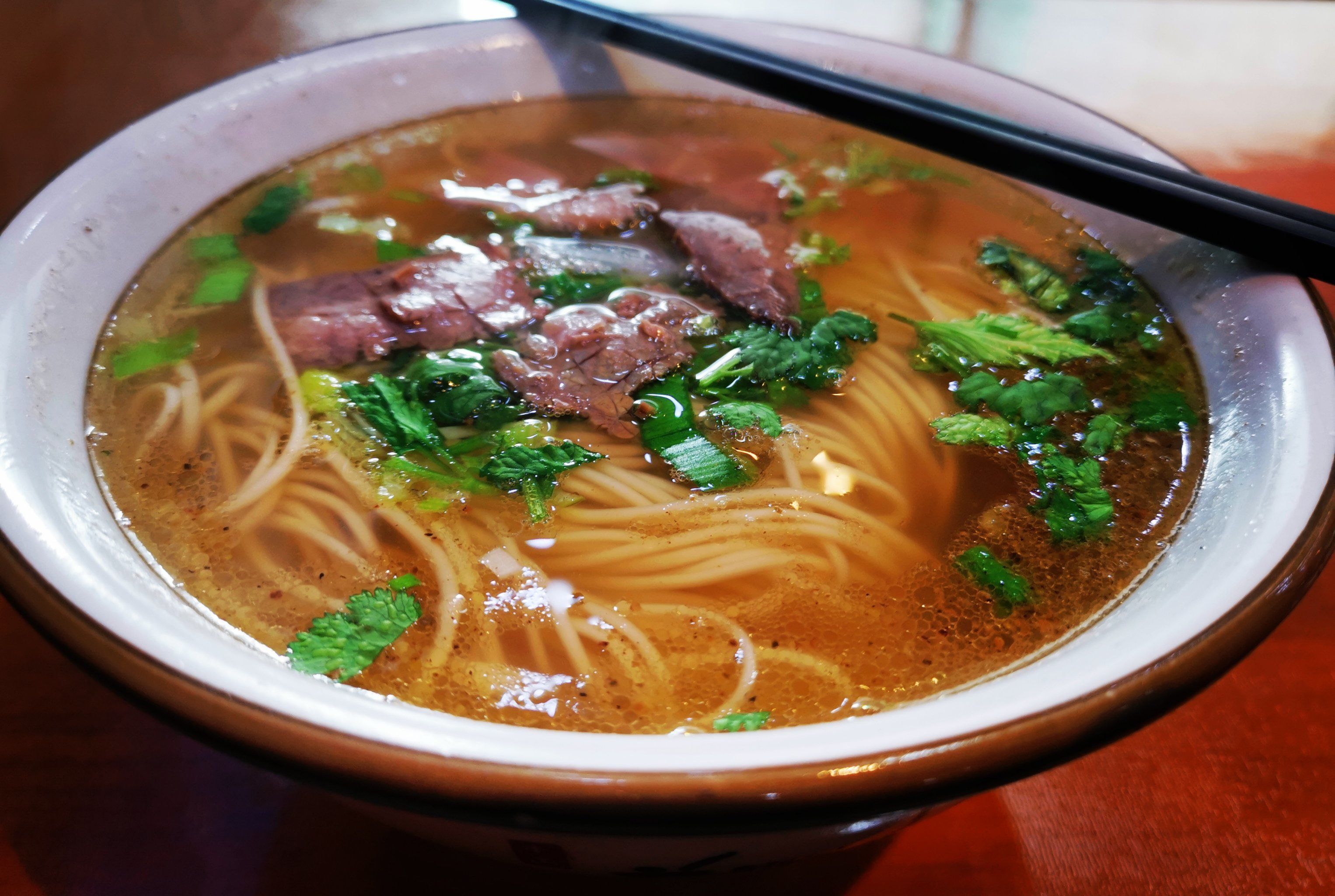 一碗牛肉面的热量(一碗牛肉面是多少热量)