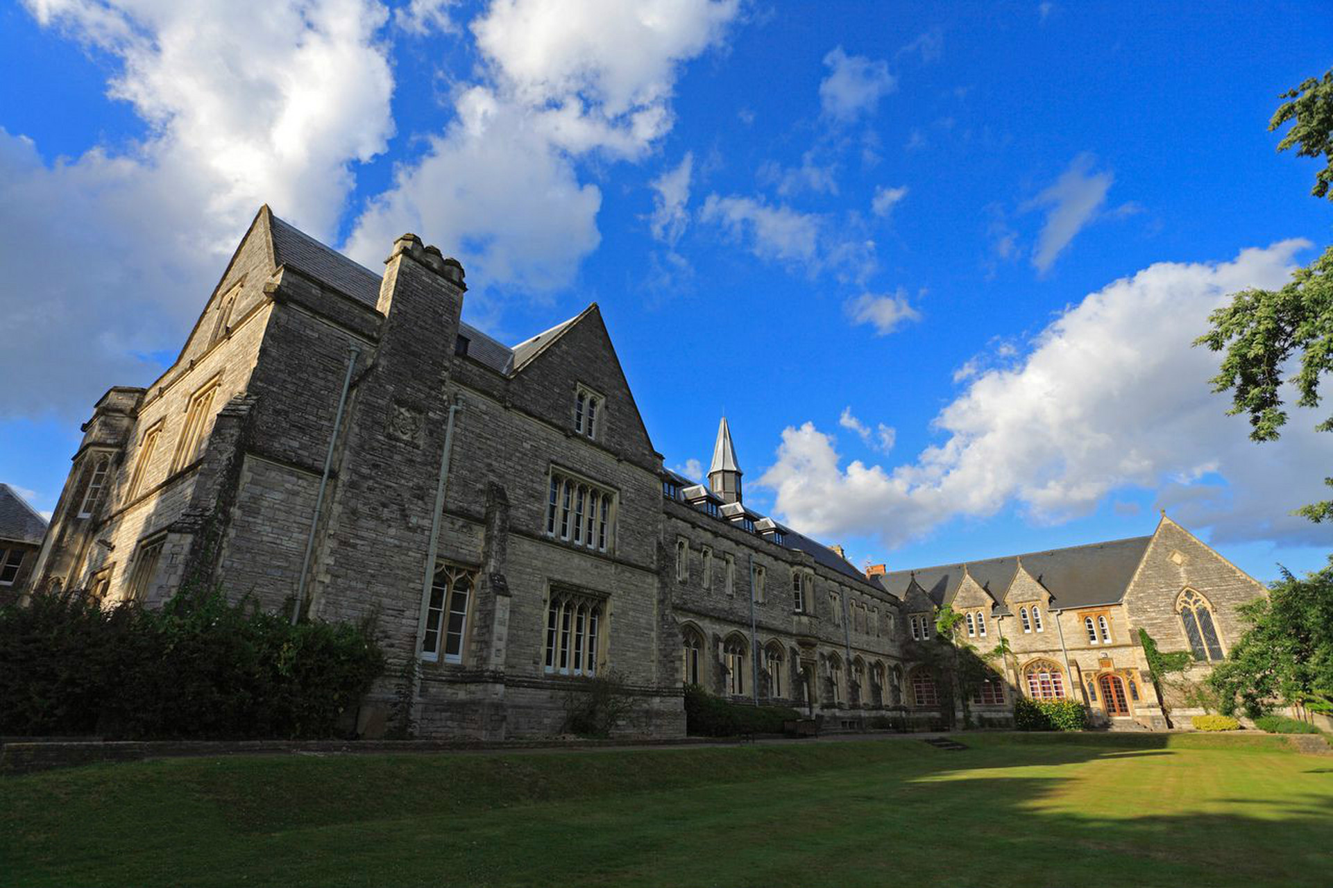 萨里大学(萨里大学学费)
