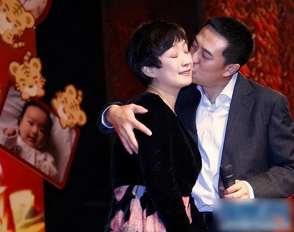 张嘉译前妻是谁的简单介绍 张嘉译前妻是谁的简单介绍