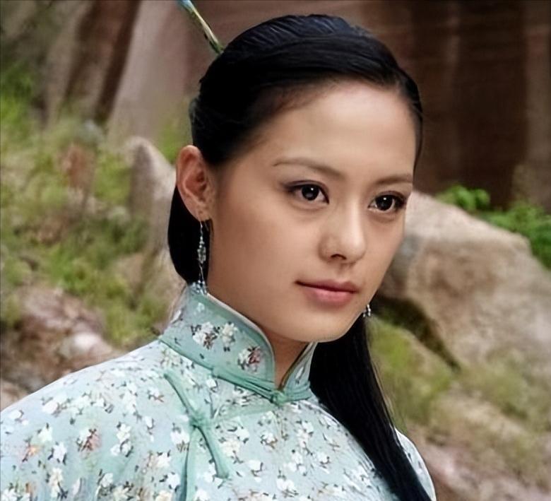 王力可与宁静什么关系(撞脸宁静的王力可,身穿绿色露肩连衣裙,优雅端庄)